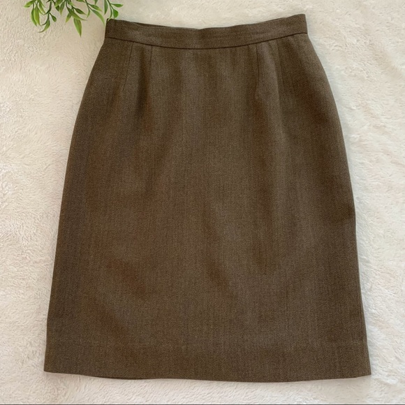 ❤️‍🔥HP❤️‍🔥Liz  Clairborne high waist winter skirt in soft brown tone. Size 6P. - Picture 1 of 3